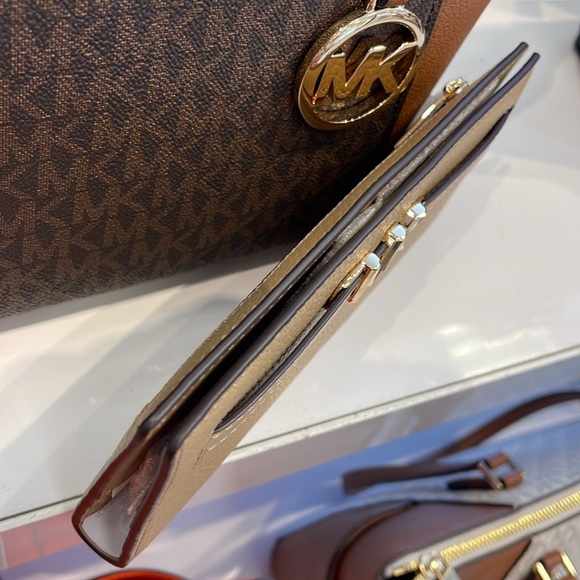 Michael Kors Reed Large Bifold Pebbled Leather Snap Wallet Card Case
Camel
NWT - Picture 4 of 16